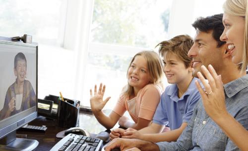 Familie beantwoordt beeldtelefoon op pc