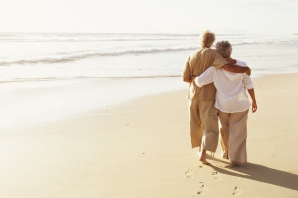 Senyvo amžiaus pora, svarstanti galimybę pagyvenusiems žmonėms rūpintis senjorais