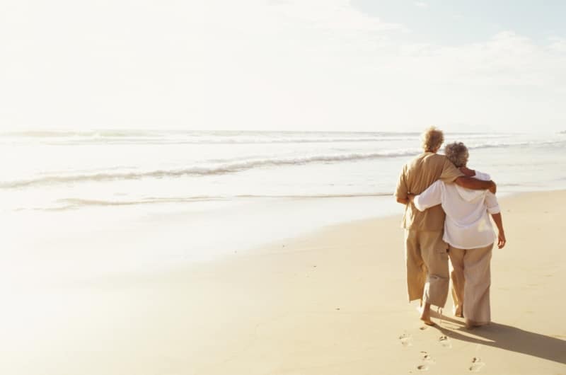 家庭の安全性を考えているビーチの老夫婦