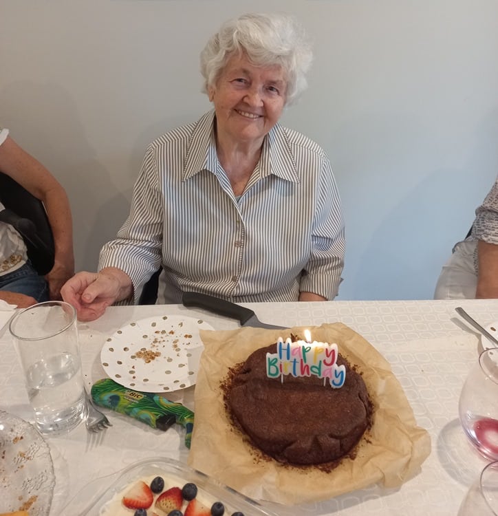 Dragica, Konnekt Onderschrift Beeldtelefoongebruiker viert haar verjaardag met een chocolade verjaardagstaart.