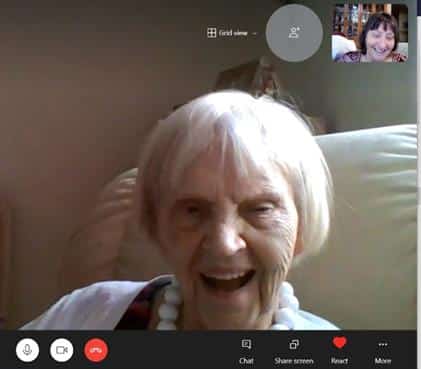 Joan la mère de Linda sur un appel Skype d'elle Konnekt Visiophone