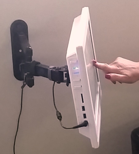 Extendable arm wall mount