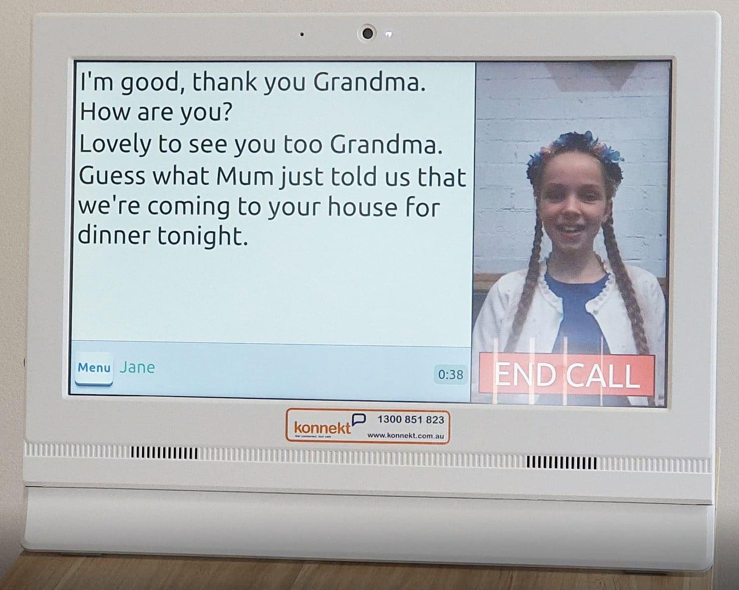 Konnekt Textning Videotelefon på ett bildtextat videosamtal med en ung flicka, med skärmen som visar konversationen i stor text