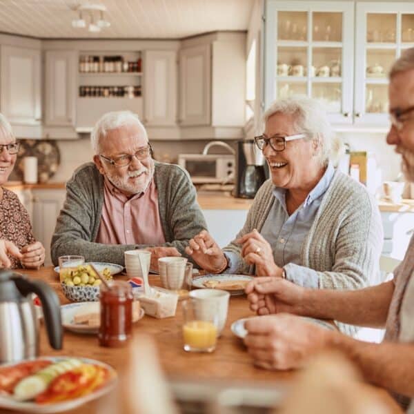 Empat orang dewasa senior makan bersama