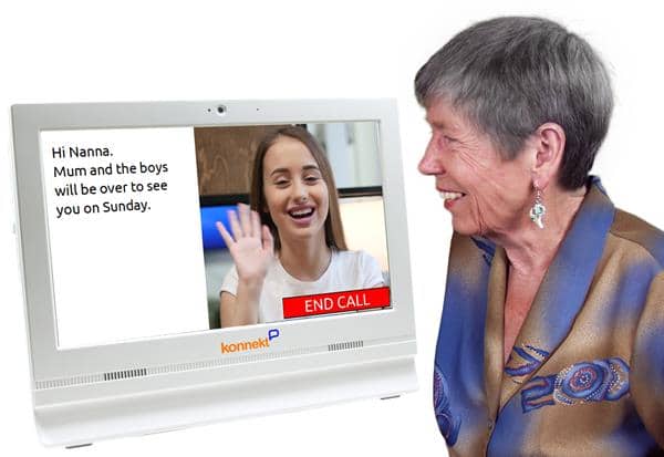 La nonna usa il suo videotelefono per parlare faccia a faccia con la nipote, con labbro e il voice-to-text