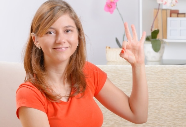 Giovane donna che usa il linguaggio dei segni