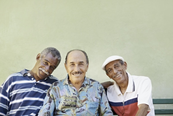 Трое пожилых людей наслаждаются обществом друг друга