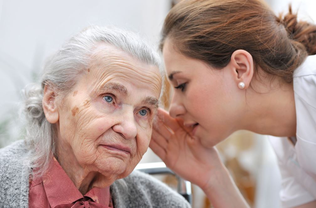 難聴で年配の親と高齢者を助ける